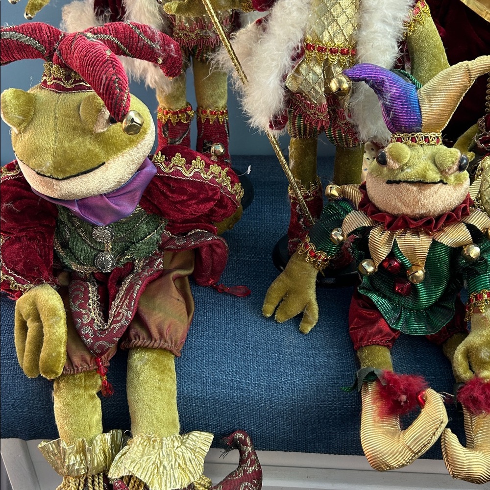 Festive Frog Royalty Holiday Decor Set - Picture 3 of 5